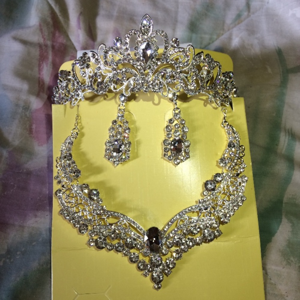 Tiara and jewelry set